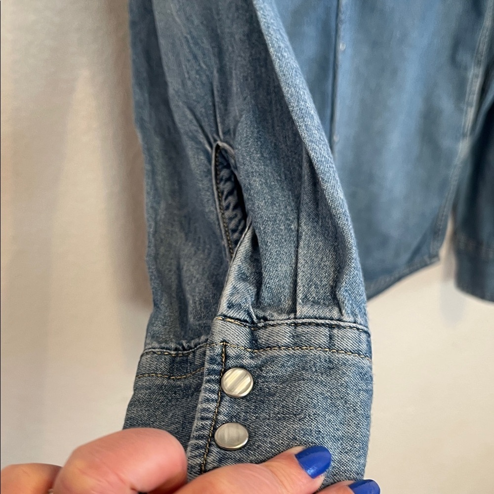 Levi's Classic Blue Button-Up Shirt - Picture 4 of 5